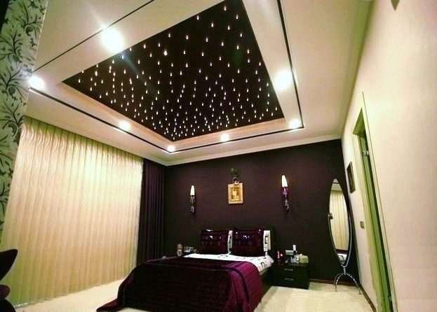 سقف غرفة نوم بمصابيح بسيطة